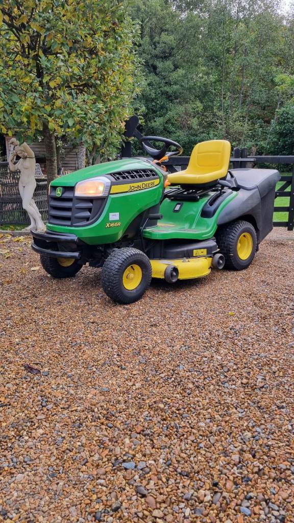John deere X166R ride sit on tractor lawnmower like new