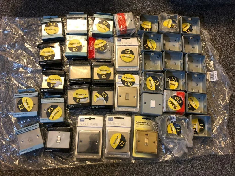 LOT OF BACKPLATES, DECORATIVE SWITCHES, TELEPHONE PORT