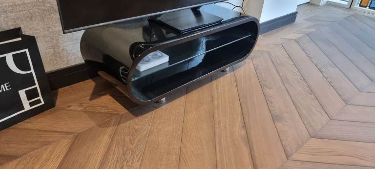Sleek TV Stand (89cm w x 34cm h)