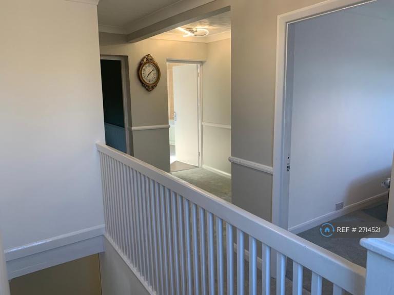 5 bedroom house in Noak Hill Road, Romford, RM3 (5 bed) (#2714521)