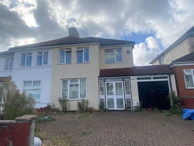 Spacious 4-bedroom semi-detached house to rent in Wembley - Wigginton Way