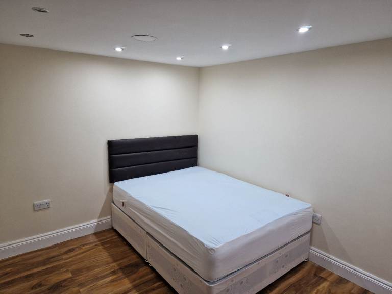 Two bed loft apartment for rent stone throw away from Newbury Park Station.