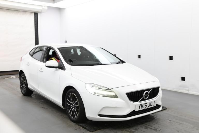VOLVO V40 2.0 Momentum D2 White Manual Diesel 2016
