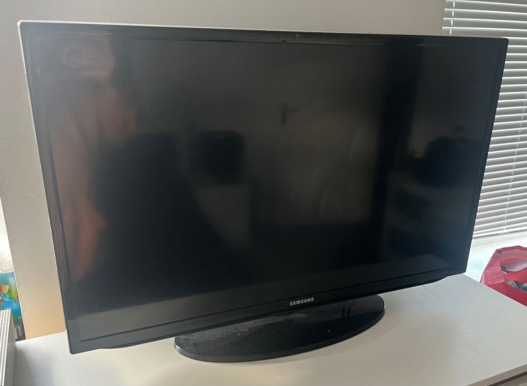 Samsung Black Flat Screen TV – Good Condition