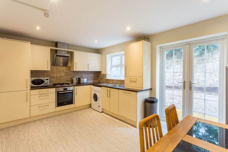 Large Ensuite Room in Friendly Professional House Share 