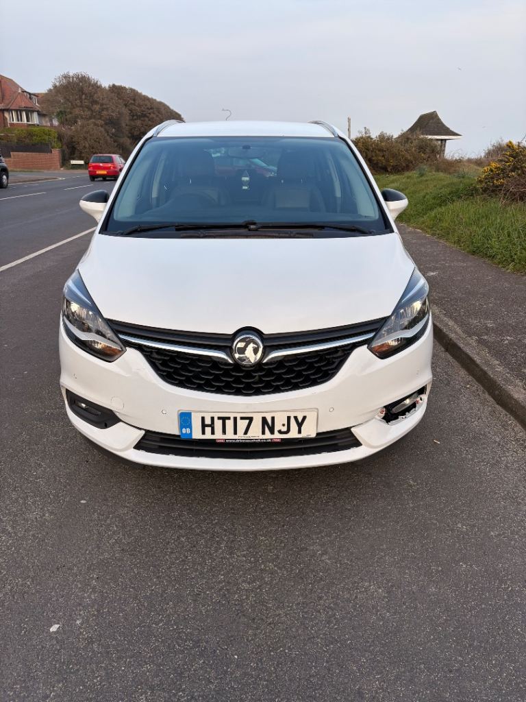 White Vauxhall Zafira
