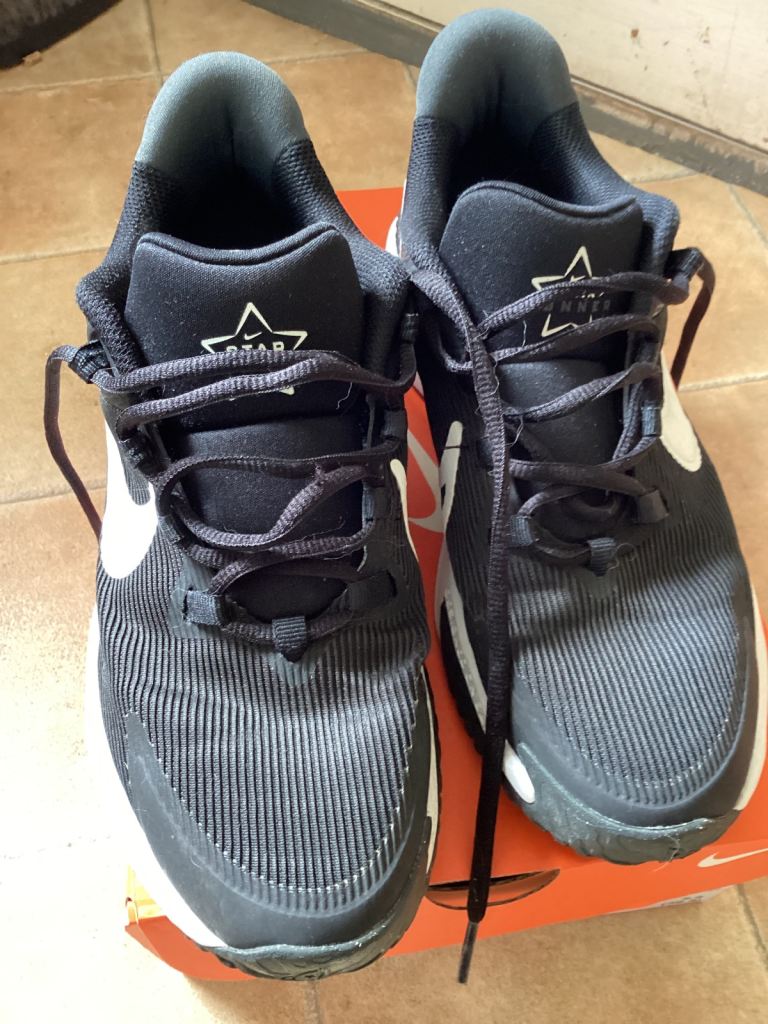 Nike Star Runner 4 trainers size 5.5
