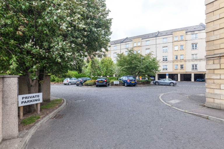ANNANDALE STREET, 2 Bedroom apartment with FREE residents parking