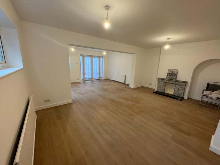 3 bedroom house in 3 Bedroom Semi-detached House – Beverley Close, Winchmore Hill N21