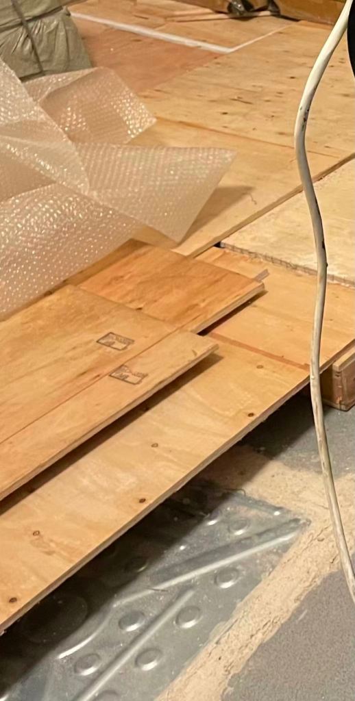 free pallet and wooden board (dry and clean)