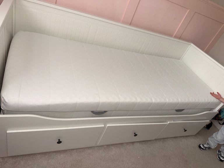 White Day Bed with Storage Drawers and Mattress