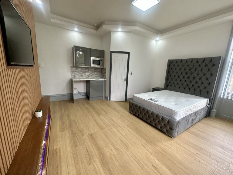 ** ALL BILLS INCLUDED **Double studio, Available to Couples **