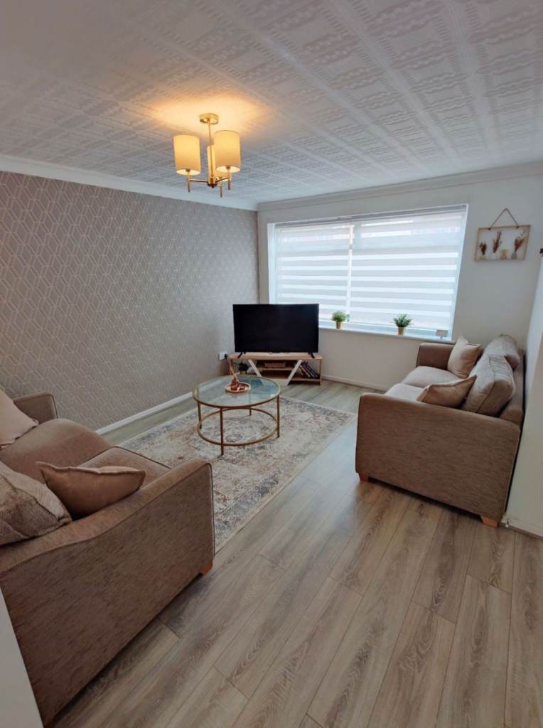 3 bedroom house RUNNING AIRBNB FULLY FURNISHED NEAR BIRMIMGHAM AIRPORT see listing 