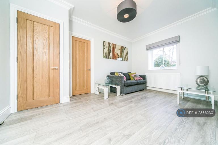 1 bedroom flat in Helena House, Reading, RG1 (1 bed) (#2886230)