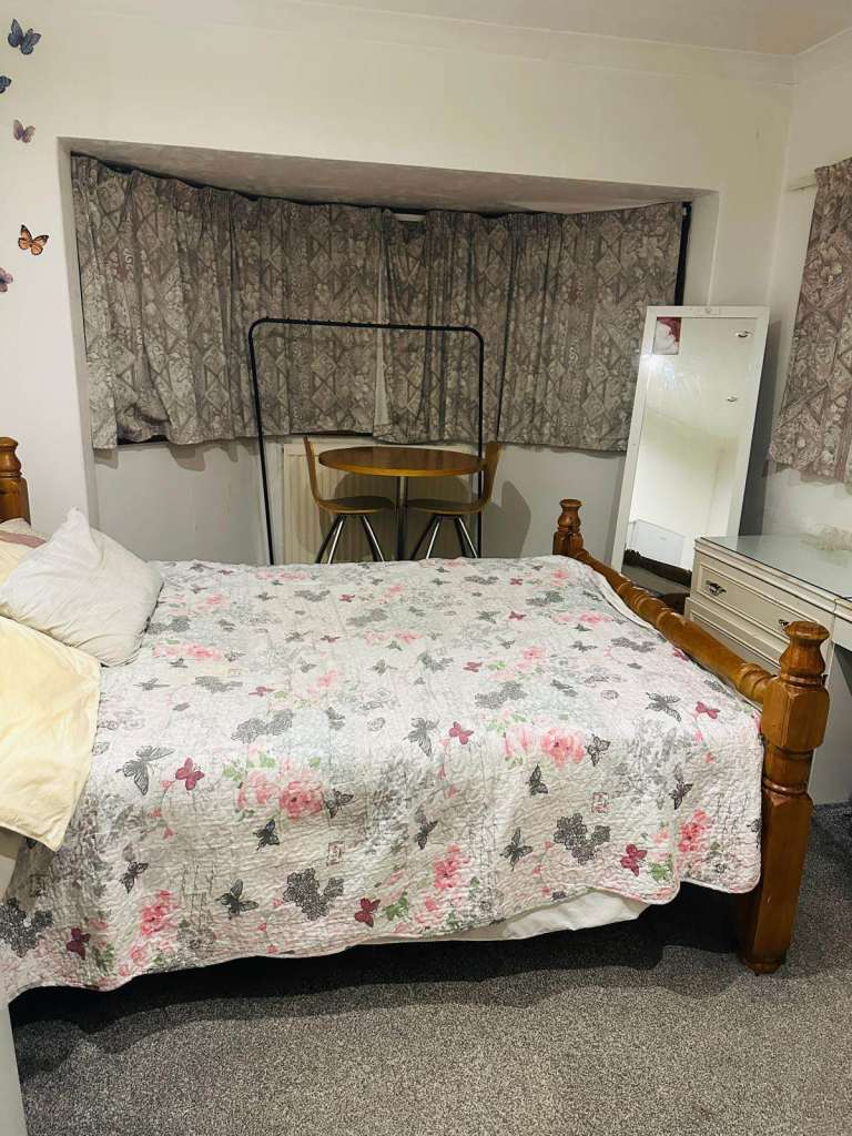 Luton (LU2) All Inclusive Large Double Room in owner occupied house