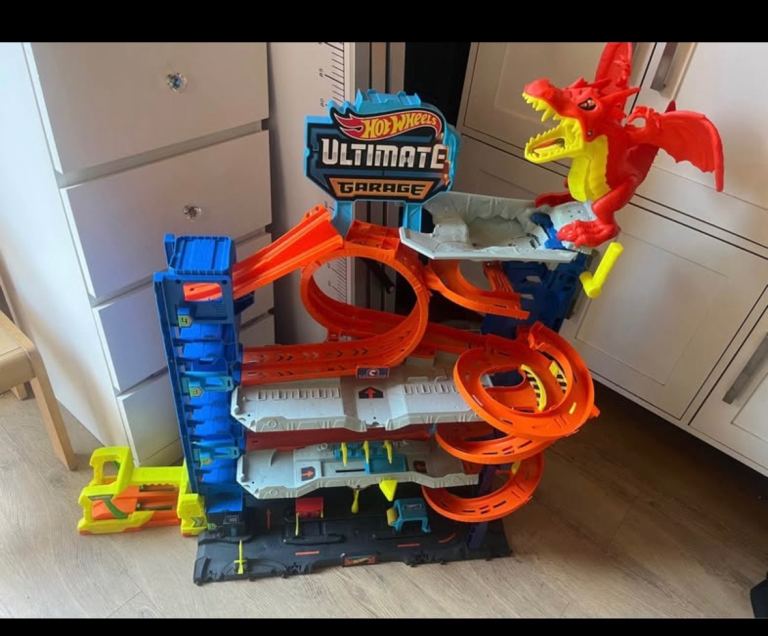 Hot Wheels Ultimate Garage with Dragon – Good Condition