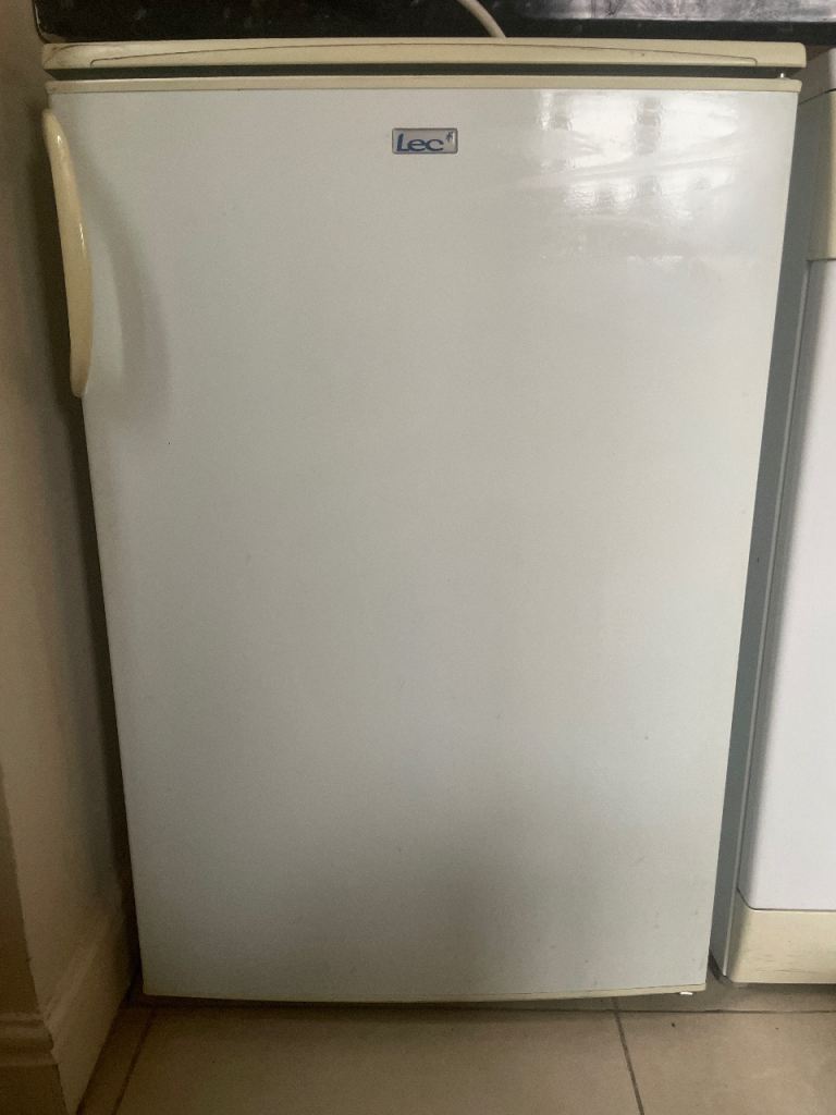 UNDER COUNTER LEC FREEZER