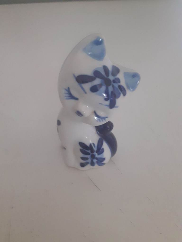 Delft porcelain cat figurine 