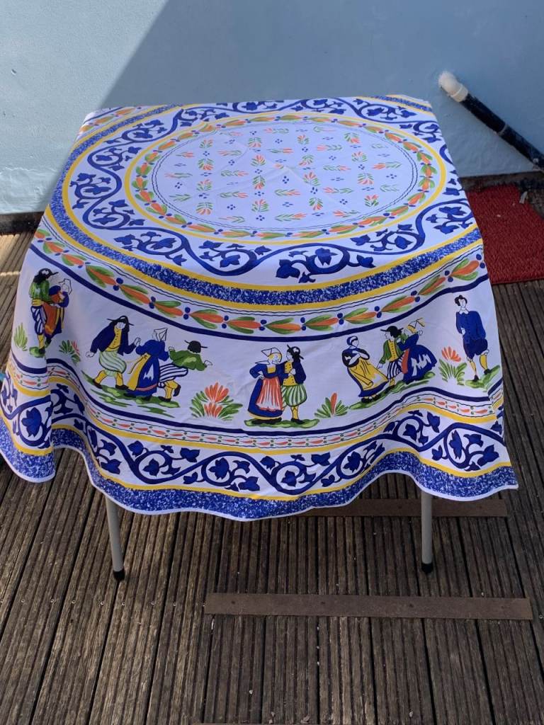 Beautiful 180 cms circular tablecloth & 6 large napkins