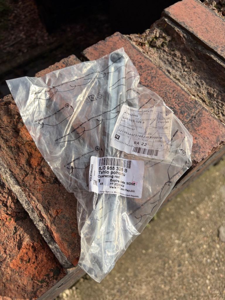 Skoda Fabia windscreen wiper for drivers side (Operating Rod)