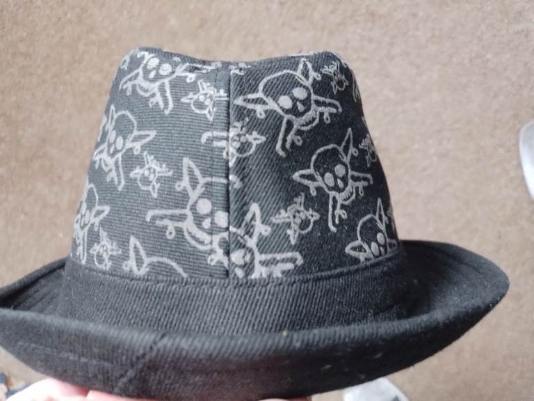 image for MENS/YOUTHS 'SKULL & CROSSBOWS' DESIGN TRILBY STYLE HAT. EXC. COND.