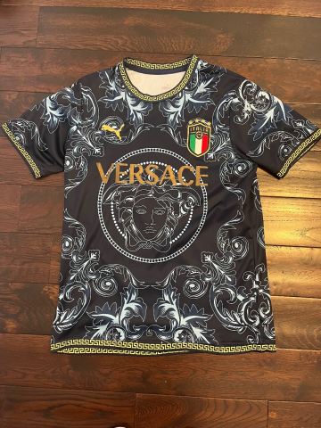 Puma Italia Versace Football Shirt size M | in Four Winds, Belfast