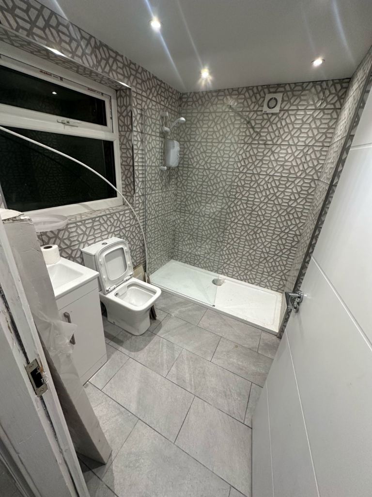 2 Bedroom Flat available recently renovated & decorated to a high spec