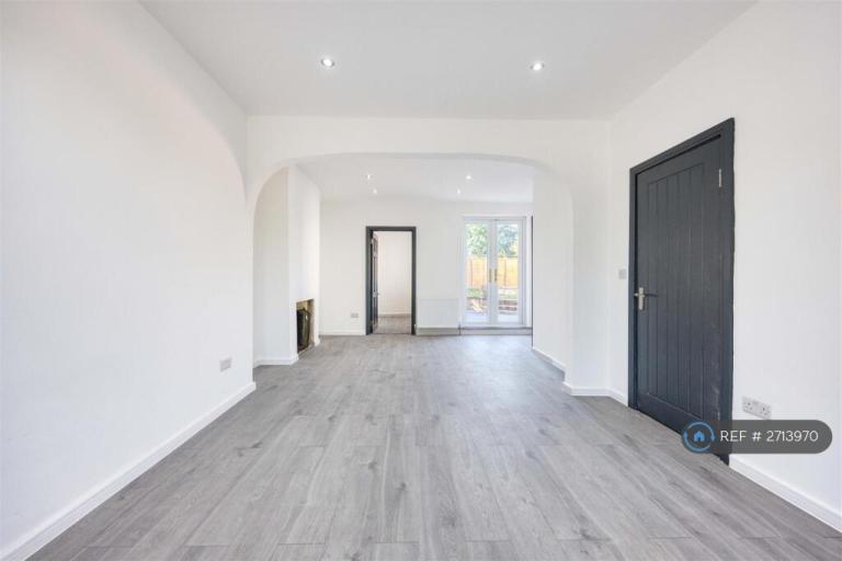 4 bedroom house in Harefield Road, Uxbridge, UB8 (4 bed) (#2713970)