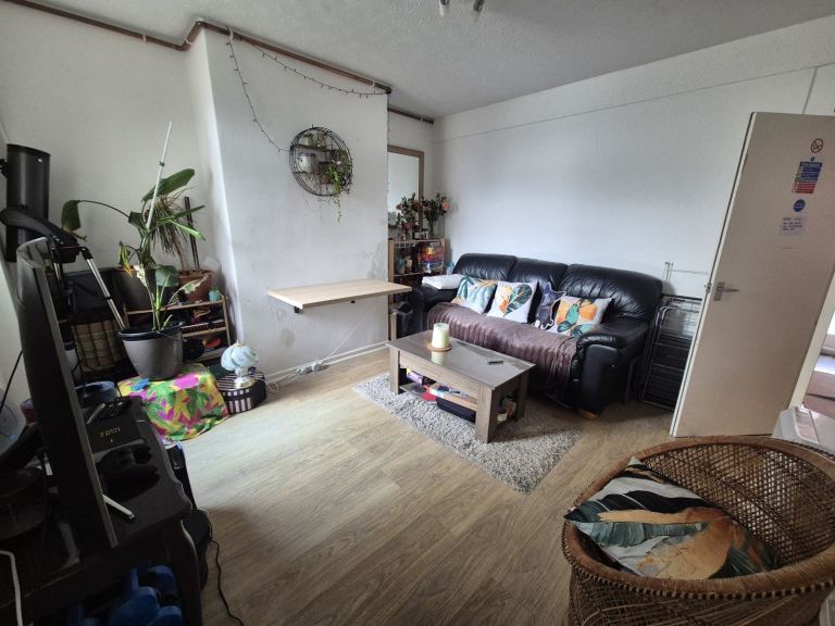 All bills included - Double Room near Train Station 