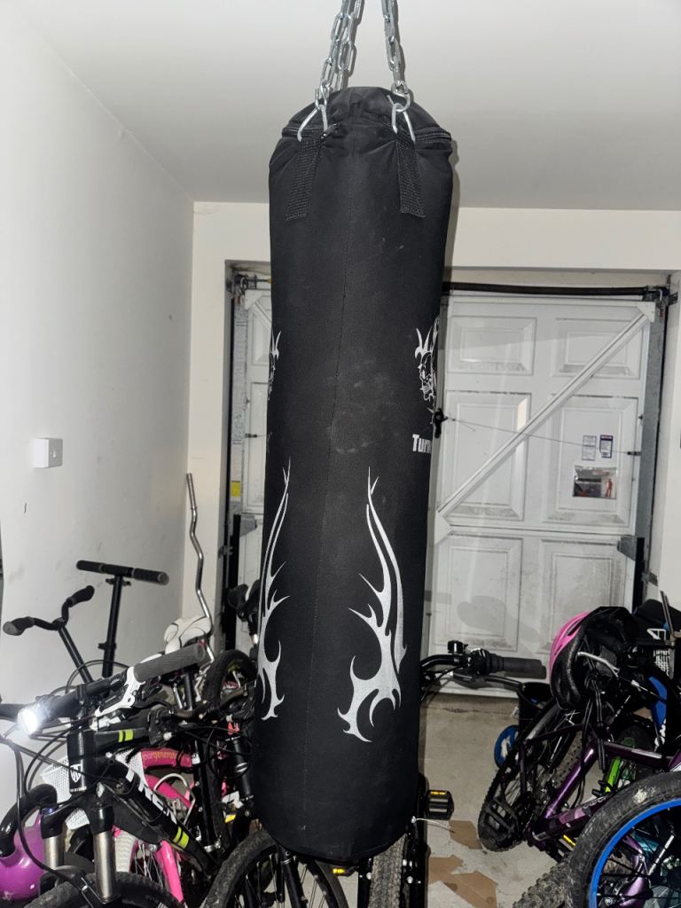 Heavy punch bag , gloves, pads and fixtures and fittings 