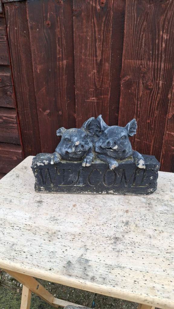 Welcome Garden Ornament of Pigs