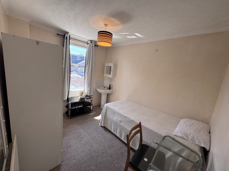 Single Room to Share Near the Train Station
