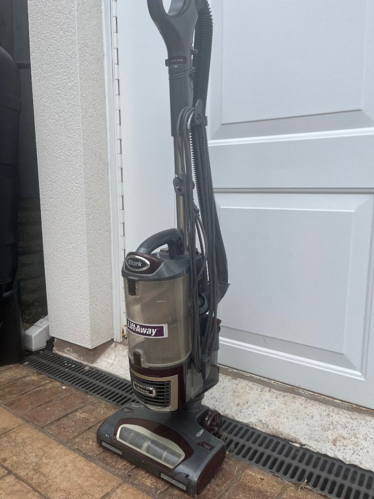 Shark Lift-Away Vacuum Cleaner – Good Condition