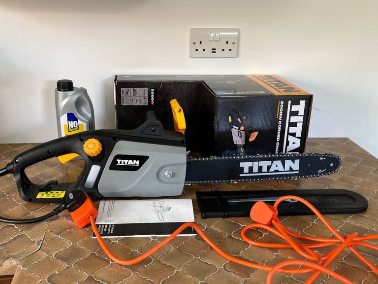 Titan Electric 2000w 40cm Chainsaw, used once, less than 3 weeks old
