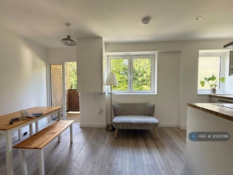 3 bedroom flat in Mellish St, London, E14 (3 bed) (#3005769)