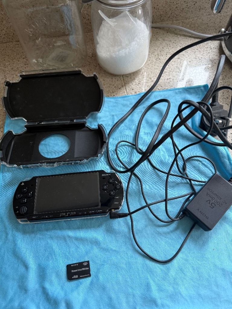 PSP 2003 inc. case, charger and 4Gb memory card
