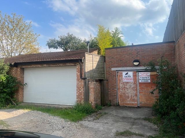 Private Garage for rent / lock up / storage space / London n12