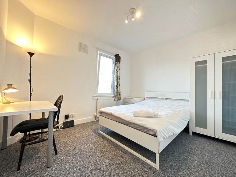 3 Bed Flat, Stenhouse Crescent, EH11