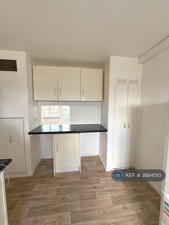 2 bedroom flat in Brill House, London, NW10 (2 bed) (#2684510)