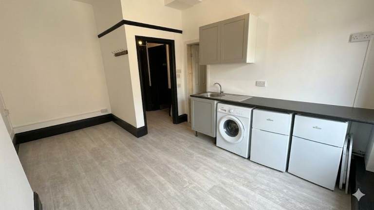 Furnished Studio Flat to rent in - NW10