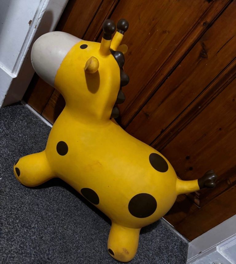 Bouncy giraffe hopper
