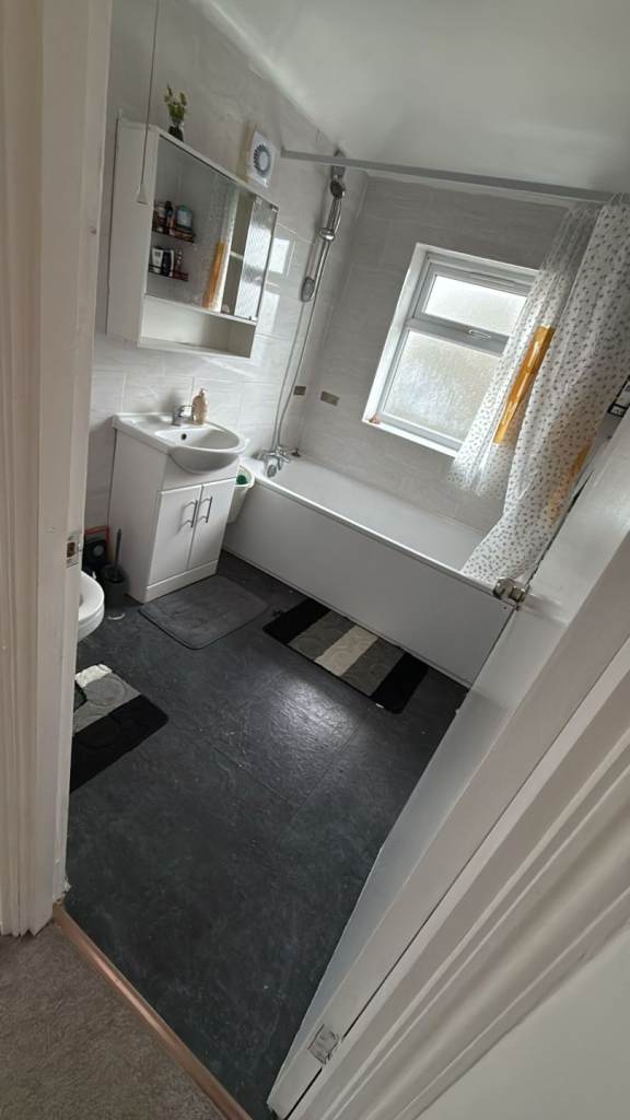 1 DOUBLE ROOM FOR RENT  IN HAYES NEAR HAYES HARLINGTON STATION 