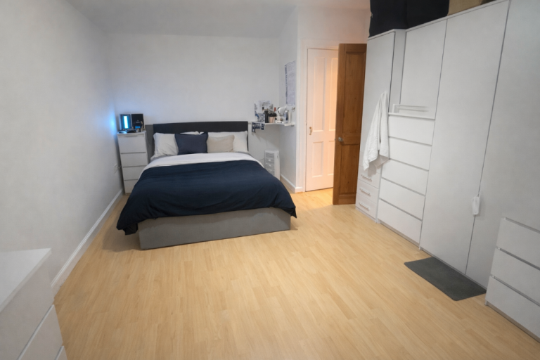 Spacious Double Room Available – Clean & Comfortable Home