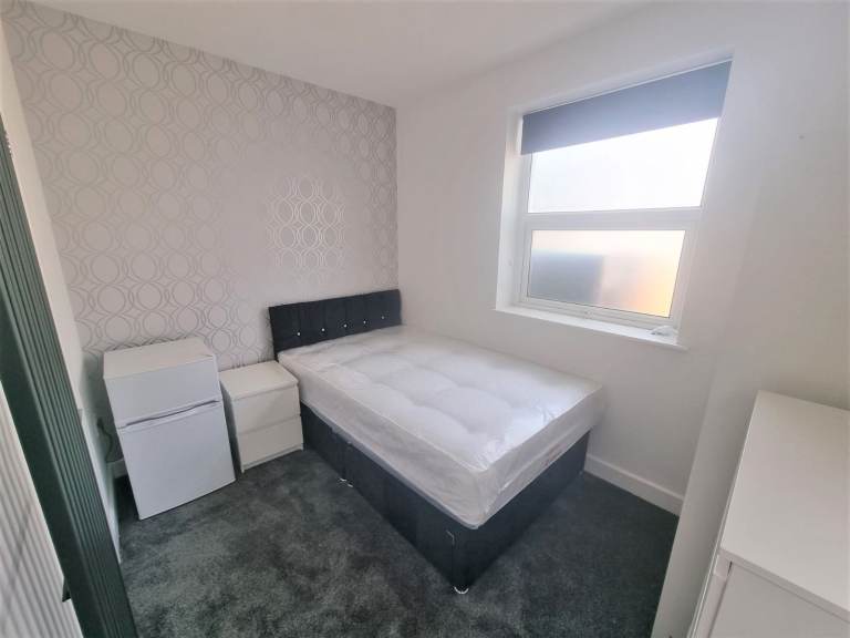 **All Bills Included (£100 extra)**Ensuite Bathroom**Fully Furnished Room**Close To Town Centre**