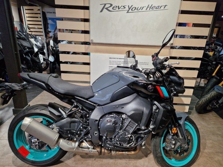 YAMAHA MT-10 IN CYAN STORM
