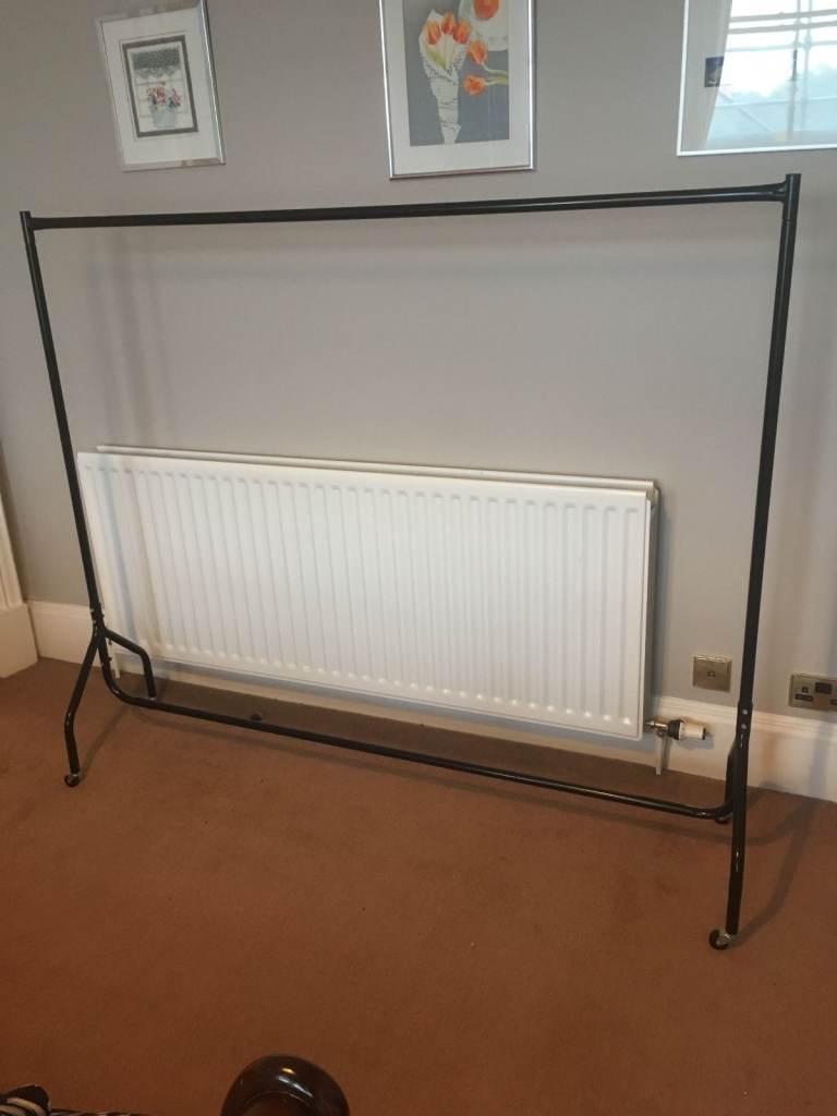 Collapsible clothes rack