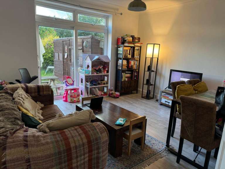 Beautiful 3 bedroom Semi Detached House with 2 bathrooms to Let at Fuller Road, Dagenham, RM8.