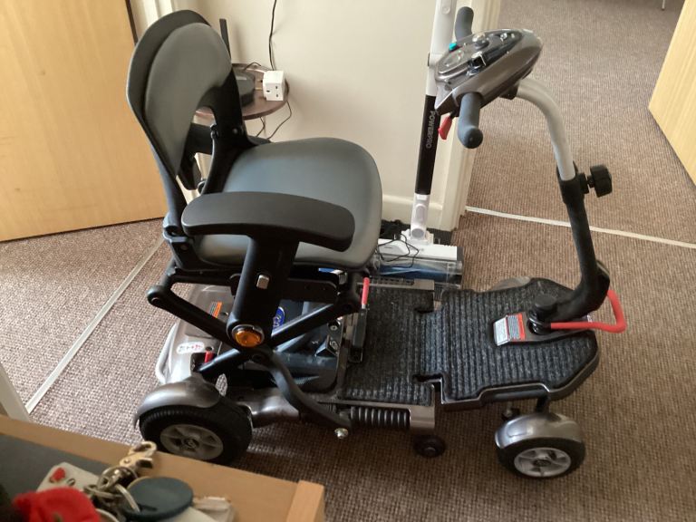 Folding mobility scooter 