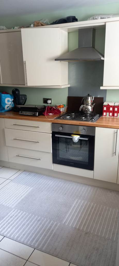 **AVAILABLE**2 DOUBLE BEDROOMS**SEMI DETACHED HOUSE**HURST STREET**LONGTON**