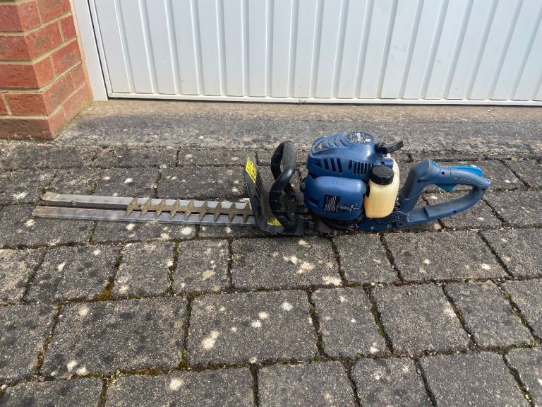 Petrol hedge trimmer 